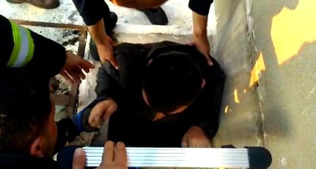 Havalandırma boşluğuna düşen genç, sigaranın derdine düştü