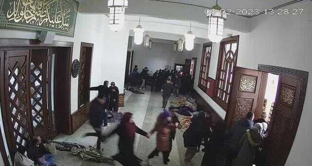Depreme camide yakalandılar! Tekbir getiren de oldu kolona sarılan da