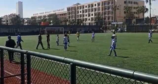 Türkiye Şampiyonası'nda utanç! Sahaya dalan yönetici, çocukların gözü önünde hakeme kafa attı