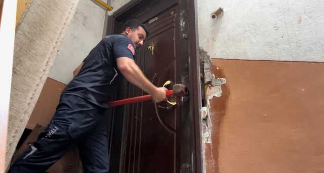 Ev sahibi kapıyı dışarıdan kilitledi, ekipler aileyi kurtarmak için seferber oldu! Çelik kapı, balyozu bile kırdı