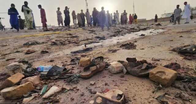 Geçen hafta 50 kişinin öldüğü bombalı saldırı sonrası Pakistan hükümeti ülkede bulunan 1.7 milyon Afgan'ın ülkeyi terk etmesi emri verdi.