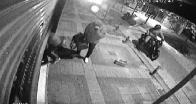 Bakırköy'de motosikletle kuyumcu dükkanına gelen 4 kişi, 7 milyon lira değerinde altın çalıp kaçtı