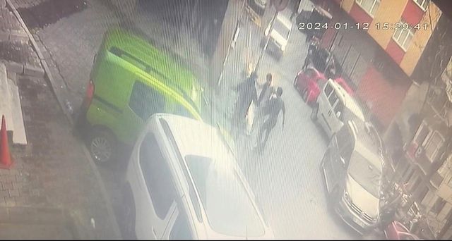 Kağıthane'de kız meselesi kavgası: Arkadaşının başına bıçak sapladı