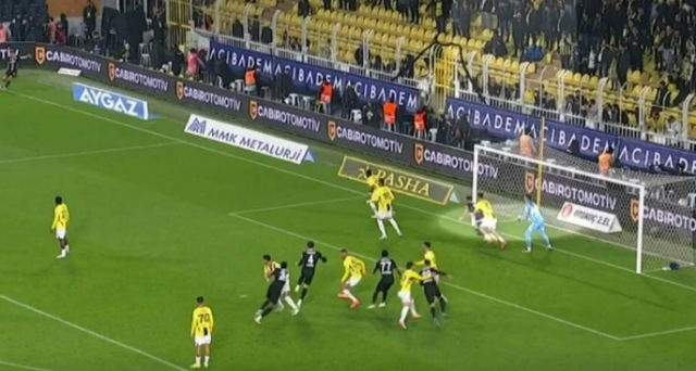 Penaltı mı değil mi? Osayi'nin pozisyonunda herkes aynı fikirde birleşti