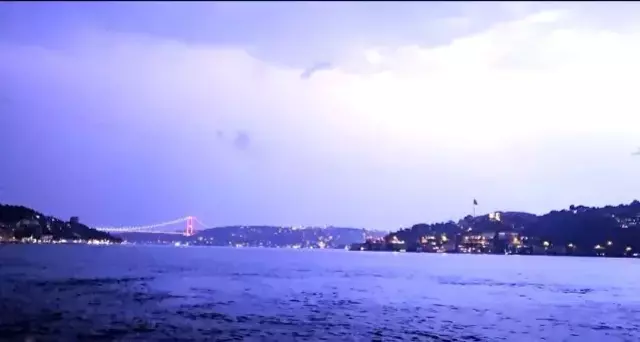 İstanbul'da şimşekler geceyi aydınlattı