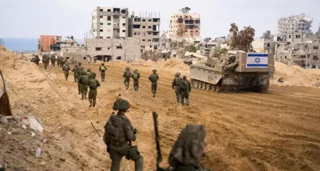 İsrail ordusu, Gazze'yi işgal için sınırda yığınak yapmaya başladı