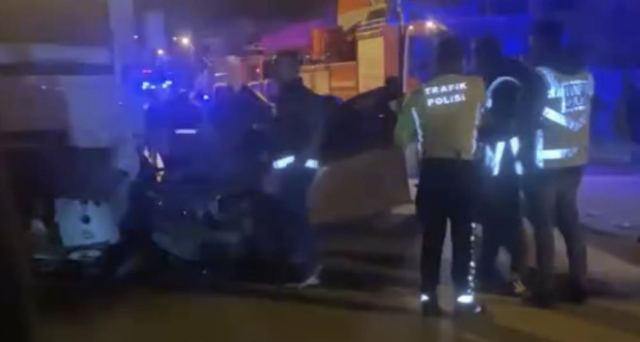 Kontrolden çıkan araç kamyona çarptı! 2 genç feci şekilde can verdi