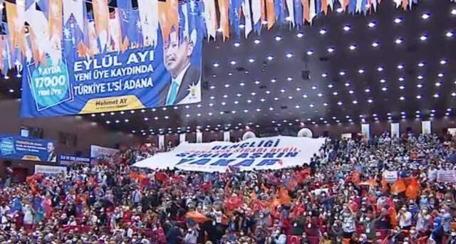 Cumhurbaşkanı Erdoğan'a pankart sürprizi: Gençliği Adana'nın sıcağı değil, senin aşkın yakar