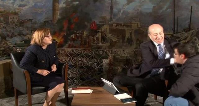 Yasak Elma dizisinde, kameramana tokat atan Muharrem Sarıkaya'ya gönderme yapıldı