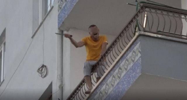 Çocukları odaya kilitleyip balkondan bıçakla dehşet saçtı