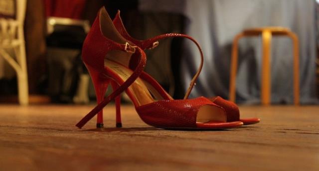 Rüyada topuklu ayakkabı giymek ne anlama geliyor? Rüyada siyah, beyaz topuklu ayakkabı giymek nedir? Rüyada yüksek topuklu ayakkabı giymek ne demek?