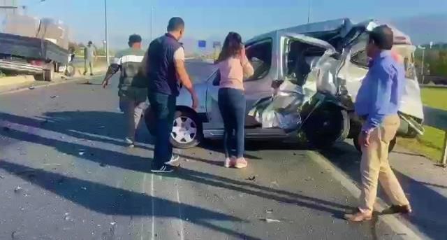 Araçta sıkışan sürücüyü kurtarmak için seferber oldular