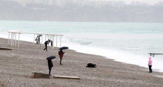 Antalya'nın dünyaca ünlü sahilinin rengi değişti, kumsaldakiler turist değil defineci