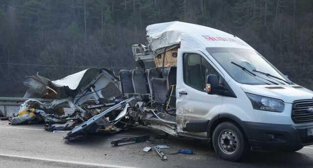 Akıllara durgunluk veren kaza, minibüs kağıt gibi yırtıldı: 1 ölü, 4 yaralı
