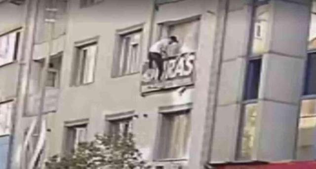 Deprem anında atlamak isteyen şahıs son anda vazgeçti