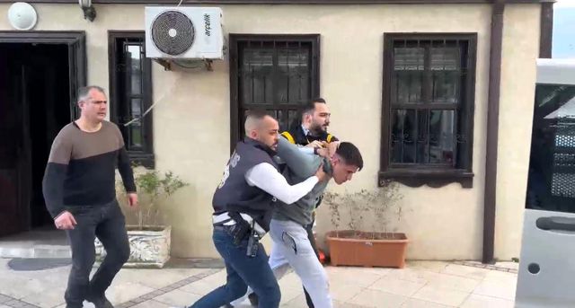 Aranması olan şahısa tatil dönüşü sürpriz: Doğukan gel, asayiş polisi