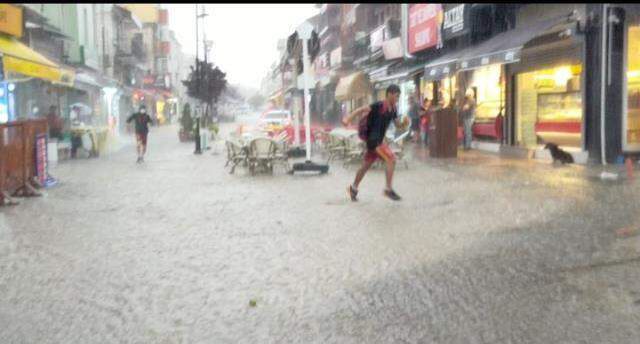 Edirne'de sağanak yağış sokakları göle çevirdi, iş yerlerini su bastı