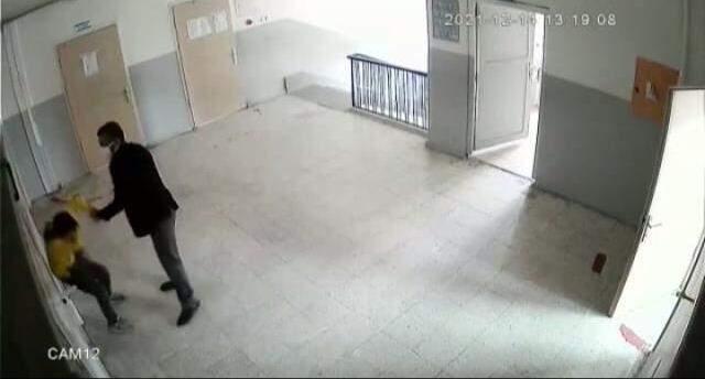 Matematik öğretmeni, öğrencisini yumruklayıp boğazını sıktı! Dehşet anları kamerada