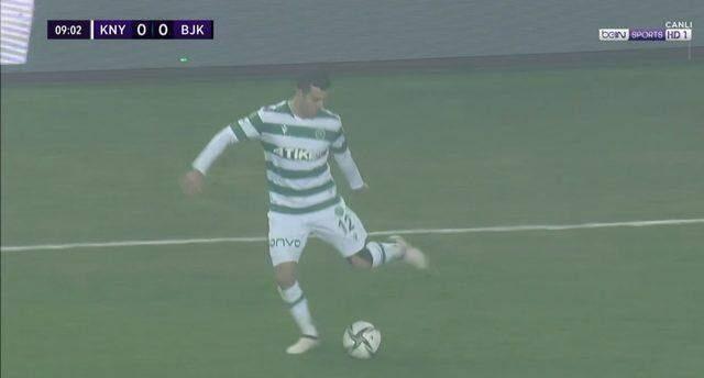 Konyaspor-Beşiktaş maçında ilginç anlar! Futbolculardan çok ekran başındakiler zorlandı