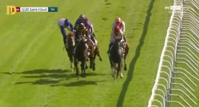 Yüreklerin ağza geldi an! Omuz attığı jokey, attan düşüp art arda taklalar attı