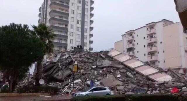 7.4'lük deprem sonrası Hatay Havalimanı'nın pisti enine doğru yarıldı