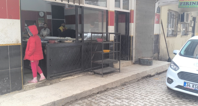 Kedi fırın tezgahın üzerinde fareyle oynadı