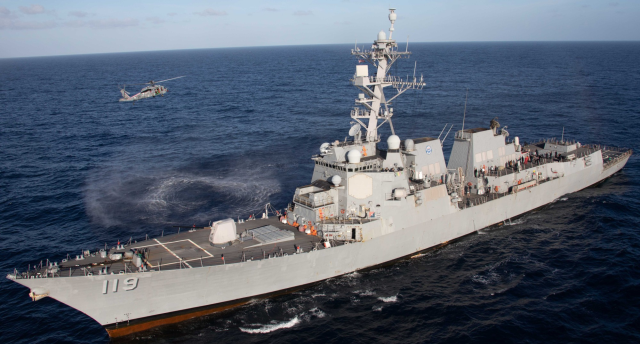 İran'a saldırı ihtimali devam ederken ABD'ye ait füze destroyeri İsrail limanına demirledi