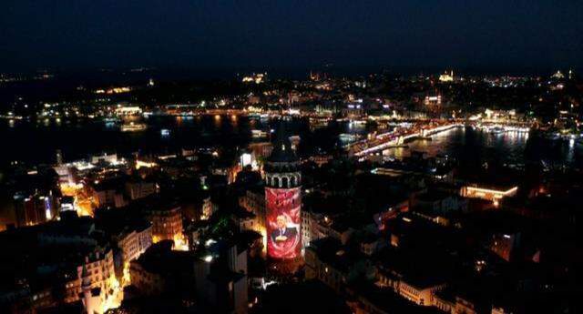 Galata Kulesi'nde 15 Temmuz'a özel mapping gösterisi duygu dolu anlar yaşattı