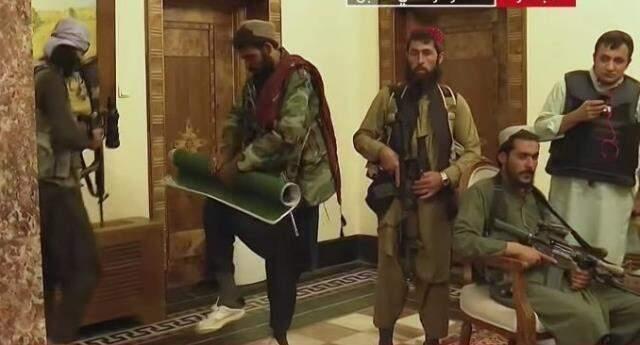 Taliban liderliği, Afganistan Cumhurbaşkanlığı Sarayı'nda! Bayrağı bile kaldırdılar