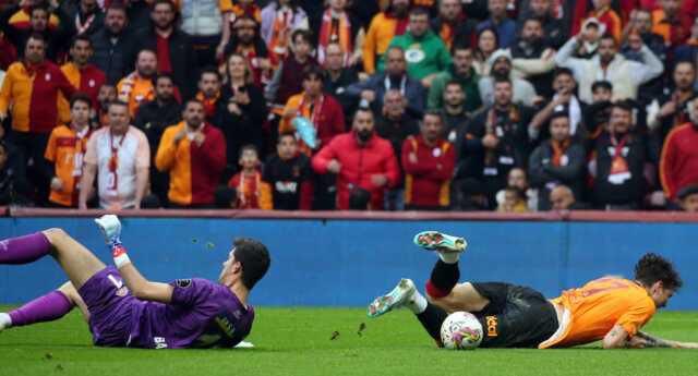 Taraftar çıldırdı! Galatasaray'ın penaltı beklediği pozisyon ortalığı karıştırdı