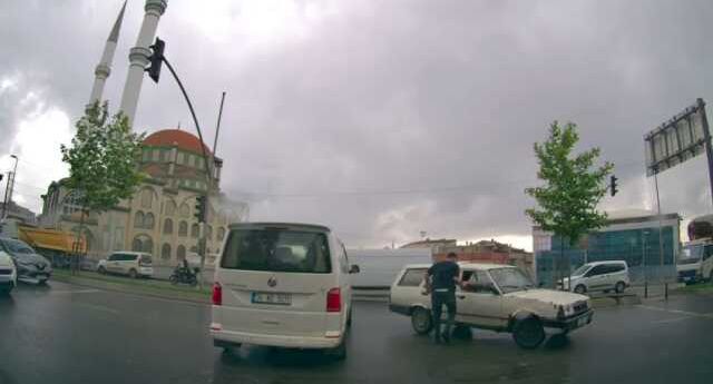 Film sahnelerini aratmayan kavga kamerada: Otomobilin üzerinden atlayıp yumruk yağmuruna tuttu