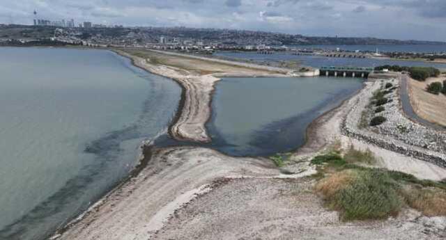 İstanbul için alarm zilleri çalıyor! Büyükçekmece Gölü'nde çekilme sonrası kara parçaları ortaya çıktı