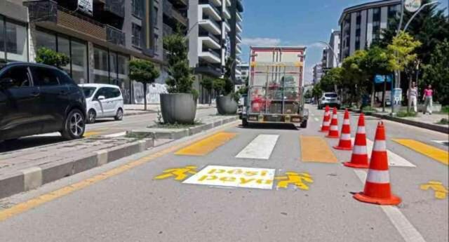Trafikteki Kürtçe uyarılara yazılan, 'Türkiye Türk'tür Türk kalacak' yazısı Van'ı karıştırdı