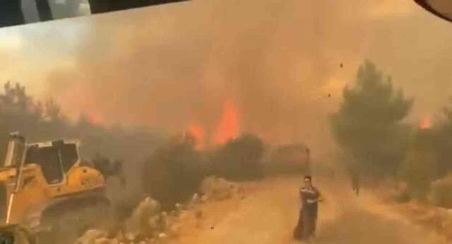 Antalya'daki orman yangınında korku dolu anlar! İtfaiye ekipleri alevlerin arasında kalmaktan son anda kurtuldu