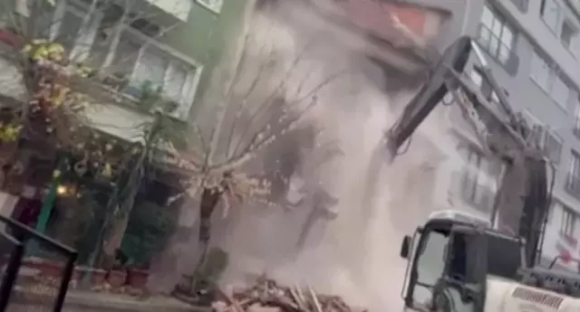 Yıkılan 4 katlı binanın en üst katı ayakta kaldı