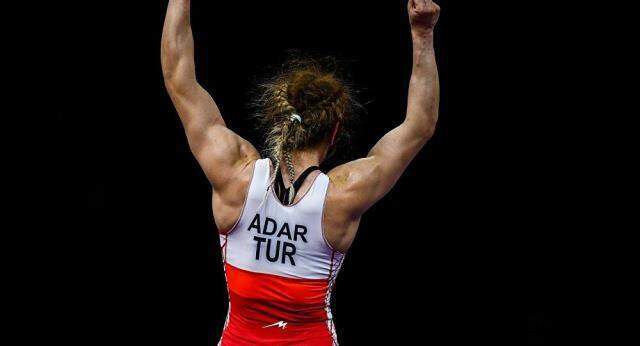 Yasemin Adar, güreşte madalya kazanan ilk kadın sporcumuz olarak tarihe geçti