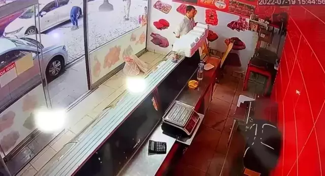 Zeytinburnu'nda yolda yürüyen kadın kör kurşunun hedefi oldu, o anlar kamerada