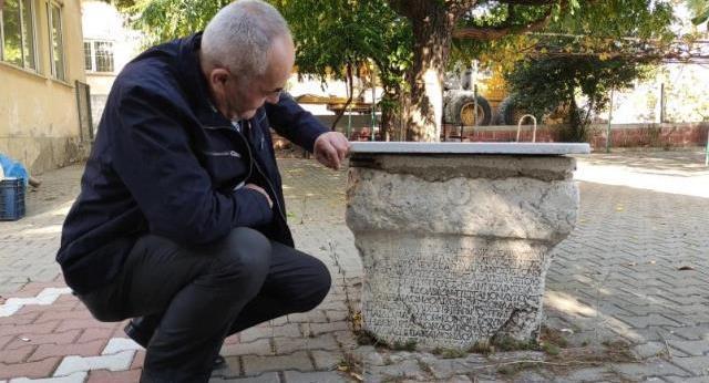 Köy meydanındaki tarihi taş 2 bin yıllık şampiyonu ortaya çıkardı
