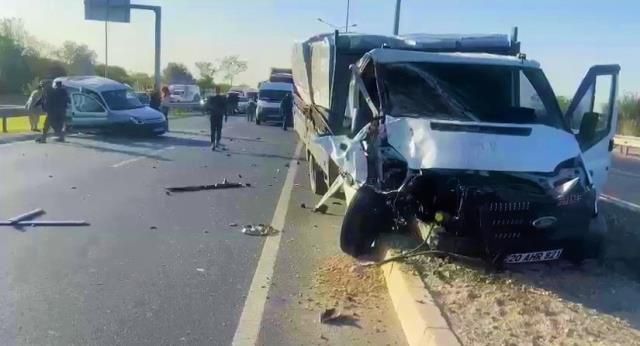 Araçta sıkışan sürücüyü kurtarmak için seferber oldular