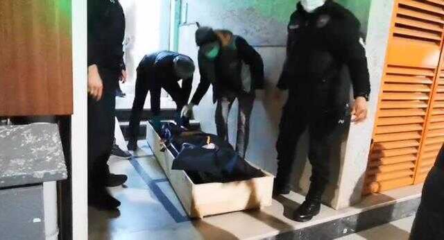 Kötü kokulardan şüphelenen komşular ihbar etti! Polis girdiği dairede yabancı uyruklu çiftin cesediyle karşılaştı