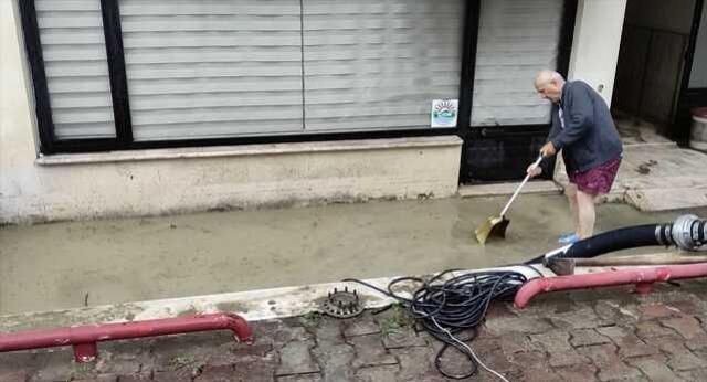 2 derenin taştığı Cide'de hayat durma noktasına geldi! Araçlar sular altında, evler havuz gibi