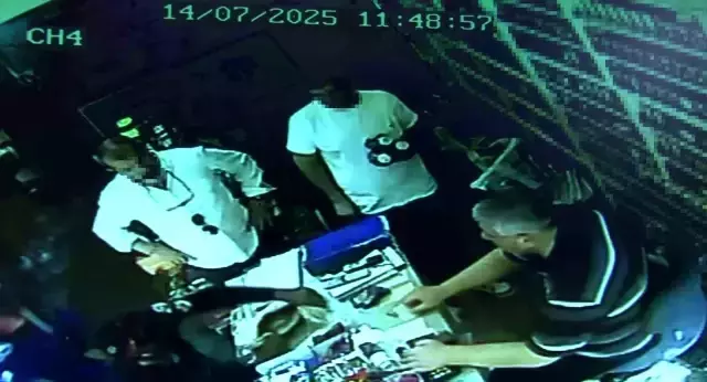 Dilencinin bıraktığı para düşüren esnaf şaşırdı