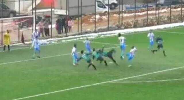 İzleyen halüsinasyon sanıyor! Aynı topa 3 futbolcu vole vurmaya çalışınca ilginç görüntüler ortaya çıktı