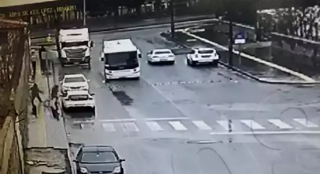 Görme engelli adama yardım etme bahanesiyle cep telefonunu çaldı