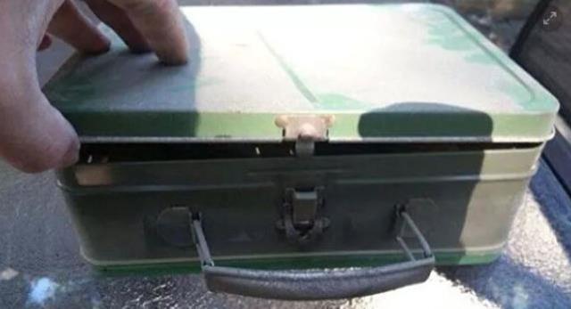 Evinin tadilatı sırasında şans eseri buldu, çantanın içinden çıkanları milyonlarca kişi izledi