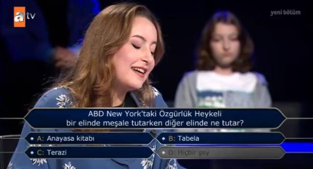 (ABD New York'taki Özgürlük Heykeli bir elinde...) Kim Milyoner Olmak İster 23 Ekim Soru Cevabı Nedir? Kim Milyoner Olmak İster 50 Bin TL'lik soru!