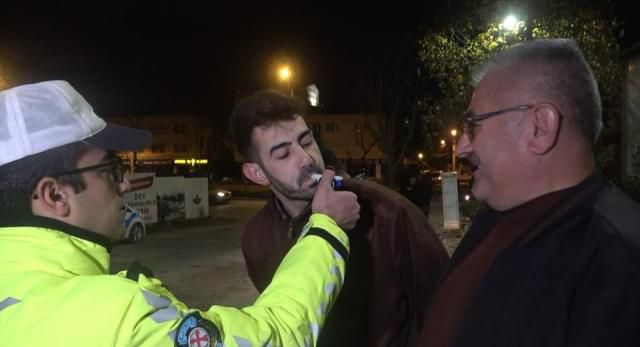 Trafik polisine yakalanan babasını kurtarmak için geldi, o da alkollü çıktı