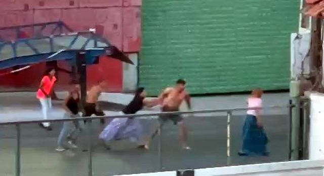 Avcılar'da kadına şiddet: Yumrukladı, yerde sürükledi, defalarca sopayla vurdu