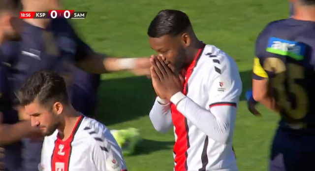 Bahis dosyasına giren Süper Lig maçı! 8 dakikada 2 penaltı kaçıran futbolcunun tavırlarına bakın