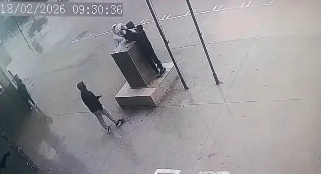 Fırtınada düşmek üzere olan Atatürk büstünü öğrenciler el birliği ile korudu